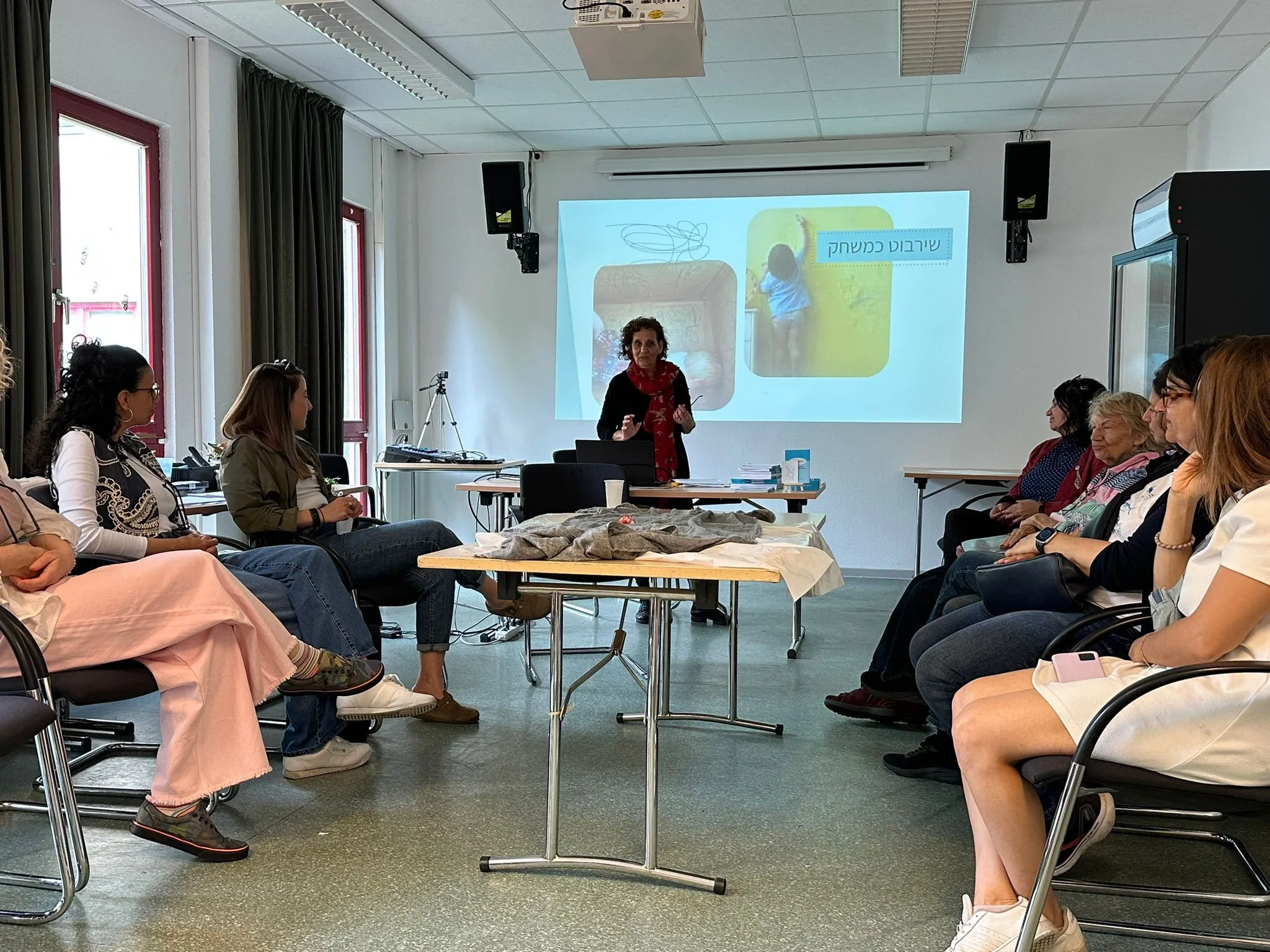 הרצאה מול קהל סקרן