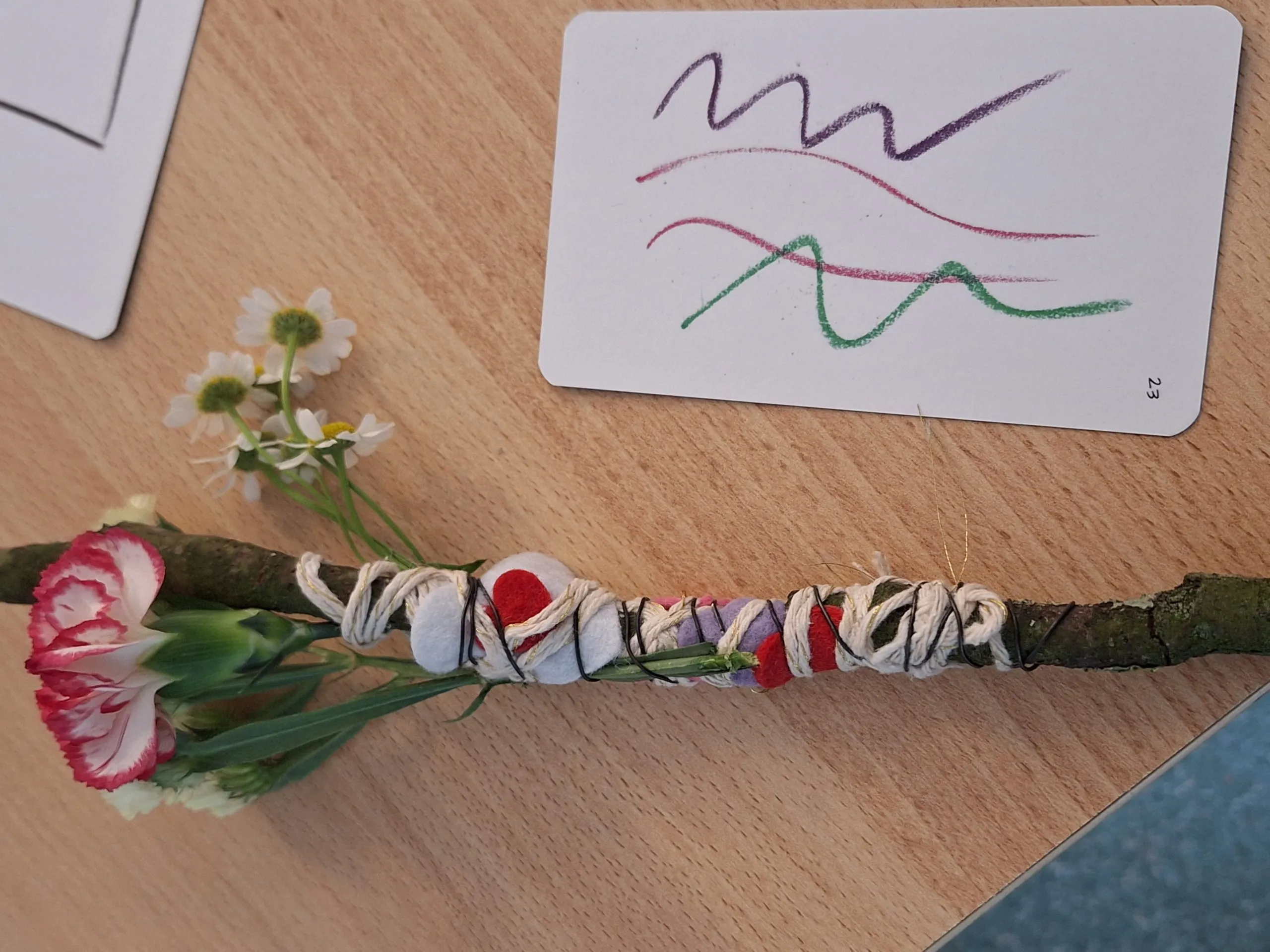 עבודה המשלבת חומרים מהטבע בהשראת השרבוט שעל הקלף